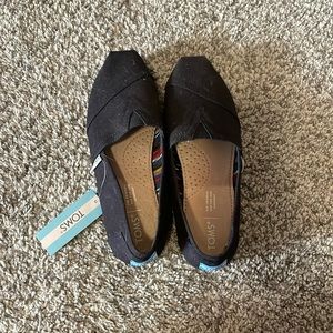 Brand new never worn black TOMS